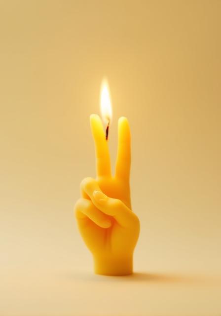 Hand Candle in Peace-Geste