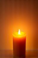 Orange leuchtende Handkerze